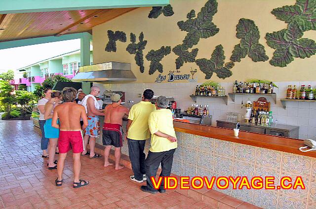 Cuba Varadero Solymar Le bar de la piscine secondaire dans la section des bungalows.