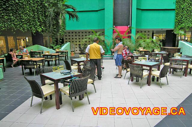 Cuba Varadero Solymar Quelques tables du Lobby bar.