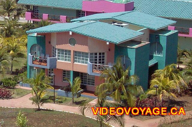 Cuba Varadero Solymar Ici un bungalow avec des bungalow suite sur 2 étages.