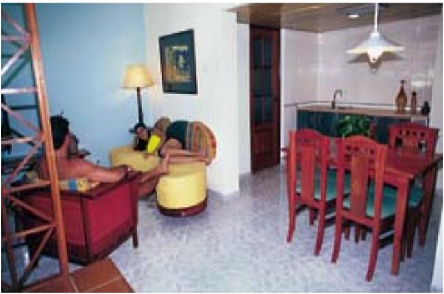 Cuba Varadero Solymar Au rez de chaussé de suite bungalow, il y a un salon avec une cuisinette.