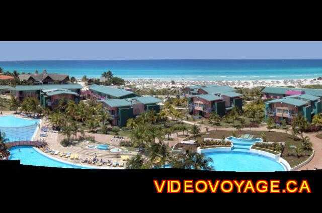 Cuba Varadero Solymar Une vue panoramique des bungalows en arrière du batiment principal.