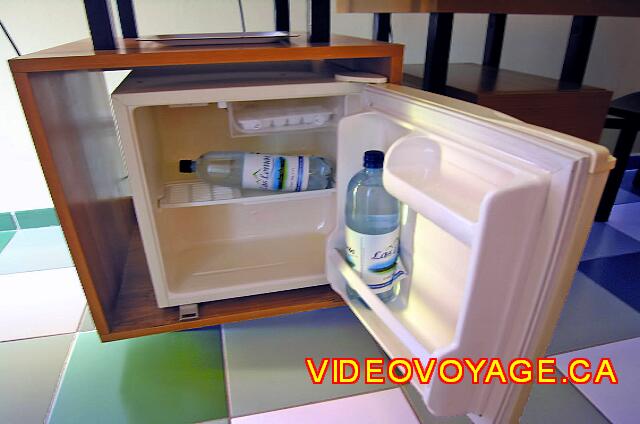 Cuba Varadero Solymar Le réfrigérateur inclus des bouteilles d'eau. Une portion congélateur aussi.

