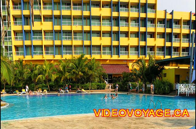 Cuba Varadero Solymar La piscine principale est très près du batiment principale et de plusieurs bungalows.