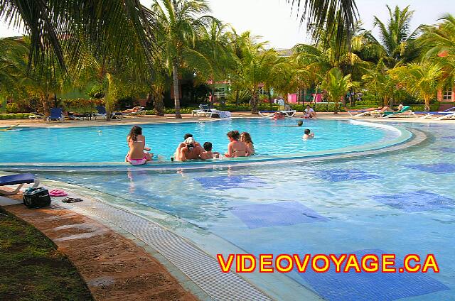 Cuba Varadero Solymar Des adultes couché dans la piscine peu profonde.