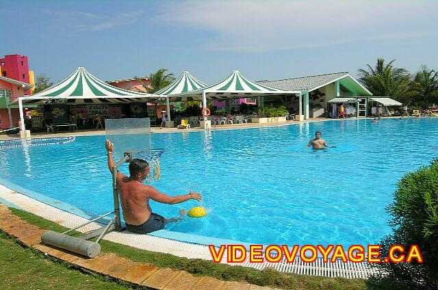 Cuba Varadero Solymar Redes de voleibol en la piscina para grandes y pequeños.