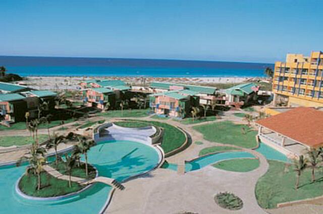 Cuba Varadero Solymar El extremo de la piscina, así que había una terraza exterior, el restaurante principal y la estatua de delfines no se ha instalado todavía.