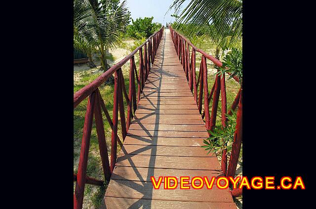 Cuba Varadero Solymar L'un des 3 passages pour se rendre à la plage en 2005. Aujourd'hui, les passages sont sous le sable, seulement les rampes sont encore visibles.