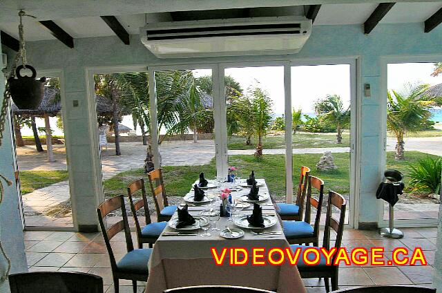 Cuba Varadero Solymar Tables with a partial view of the sea and the gazebo for weddings.