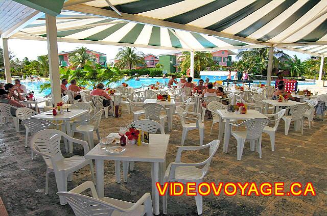 Cuba Varadero Solymar Plusieurs tables sur la terrasse près la scène d'animation et de la piscine secondaire.