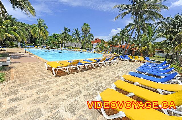 cuba Varadero ROC Barlovento A large number of chairs, but no palapas, rather Jacuzzi in the center.