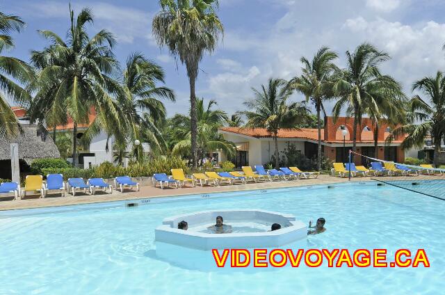 cuba Varadero ROC Barlovento The jacuzzi in the center of the pool.