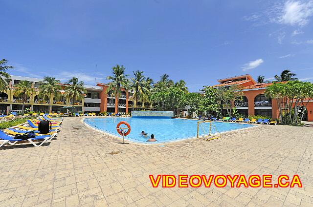 cuba Varadero ROC Barlovento A large terrace with several chairs around but no palapas.