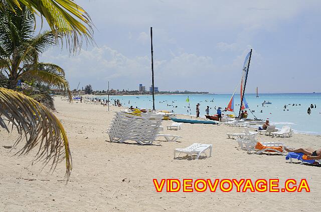 cuba Varadero ROC Barlovento Parece que tienen suficientes sillas en cualquier momento, pero poco espacio bajo las palapas.