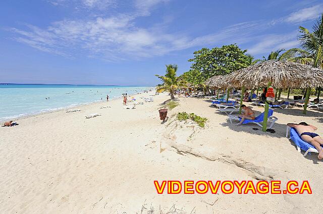 cuba Varadero ROC Barlovento Les palapas sont sur un plateau, il faut descendre une butte de sable pour aller sur la plage.