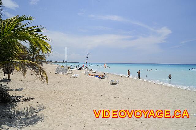 cuba Varadero ROC Barlovento Une plage de moyenne profondeur de 20 mètres et les palapas sont distribué sur une longeur de 90 mètres alors que la plage de l'hôtel est longue de 140 mètres..