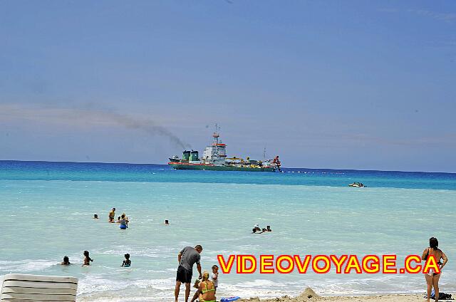 cuba Varadero ROC Barlovento La plage a été reconstruite en 2009 grâce à ce bateau qui souffle le sable sur la plage.