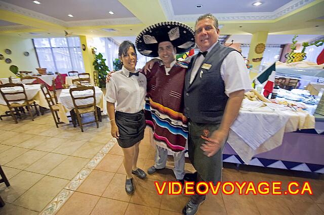 cuba Varadero ROC Barlovento Los servidores orgullosos de ser fotografiados en la entrada del restaurante ...