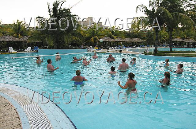 Cuba Varadero Melia Las Antillas Le volleyball dans la piscine est fort populaire.