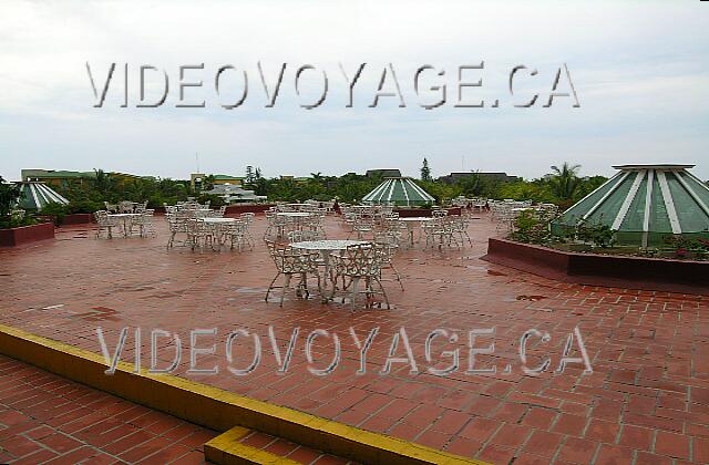 Cuba Varadero Melia Las Antillas Una gran terraza al aire libre. Algunas actividades se organizan a veces en la terraza.