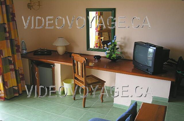 Cuba Varadero Melia Las Antillas Una mesa de trabajo, con el televisor entre el dormitorio y la sala de estar, lo que permite a su vez a mirarlo desde ambas partes. Bajo el escritorio, refrigerador.