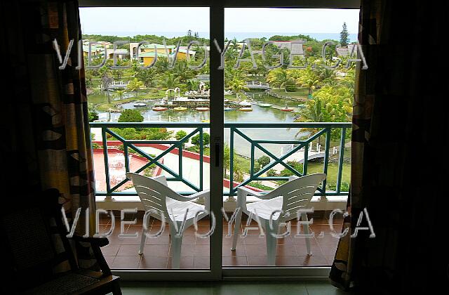 Cuba Varadero Melia Las Antillas Shallow balcones. Una magnífica vista del sitio desde el balcón del edificio principal. La vista desde el balcón es una de las villas menos extraordinarias, pero las villas son más silenciosos.