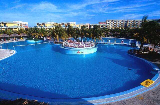Cuba Varadero Melia Las Antillas Quede una red de voleibol en la piscina. Una gran terraza rodea la piscina, con tumbonas y sombrillas.