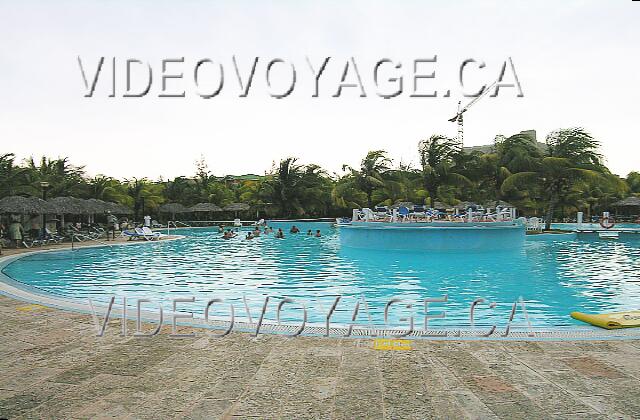 Cuba Varadero Melia Las Antillas Una hermosa piscina rodeada de exuberante vegetación.