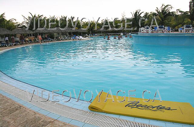 Cuba Varadero Melia Las Antillas Espumas colchones están disponibles para tomar el sol en la piscina.