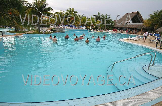 Cuba Varadero Melia Las Antillas Un partido de voleibol en la piscina. Derecha, el bar de la piscina.