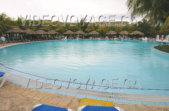 Cuba Varadero Melia Las Antillas Muchas sombrillas y tumbonas alrededor de la piscina. Una sección de la pisicine tranquilo.