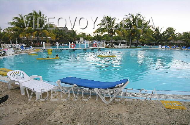 Cuba Varadero Melia Las Antillas Tumbonas cubiertos de tela y otra de plástico alrededor de la piscina.