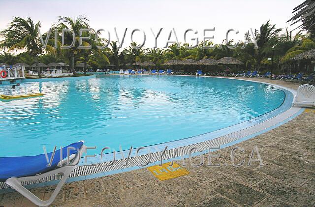 Cuba Varadero Melia Las Antillas Una piscina con grandes piscinas.