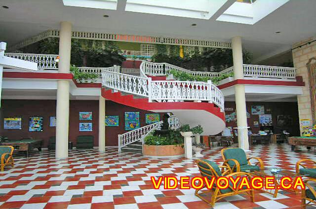 Cuba Varadero Melia Las Antillas Las escaleras del vestíbulo. Top Vestíbulo, abajo a la izquierda el restaurante buffet (no visible) a la derecha y a la carta italiano (no visible).