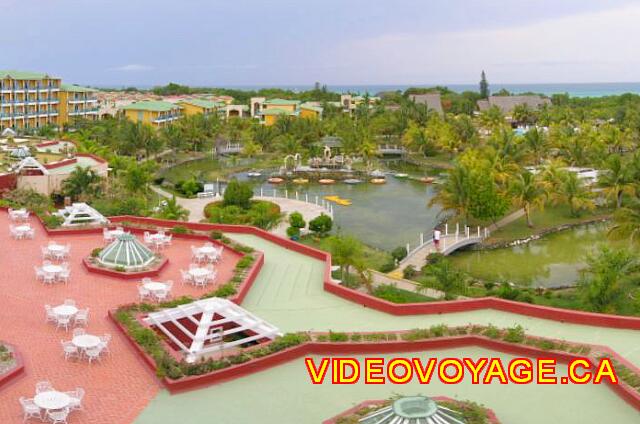 Cuba Varadero Melia Las Antillas Un montón de vegetación y una gran piscina de agua en el medio de la web.