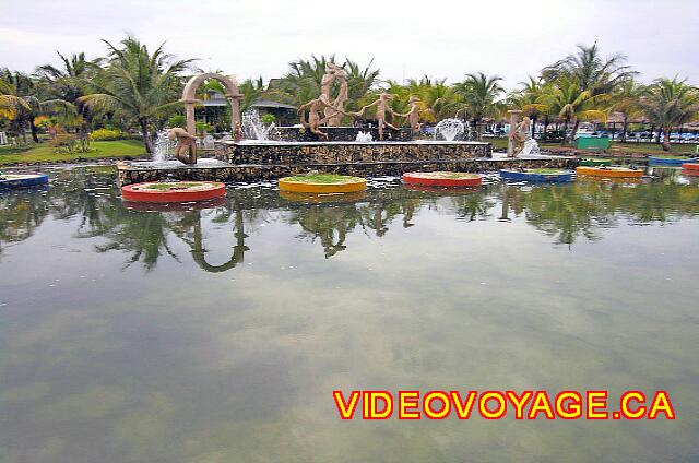 Cuba Varadero Melia Las Antillas Una piscina de agua al sitio del centro.