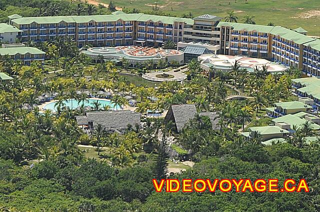 Cuba Varadero Melia Las Antillas Un hotel en forme de U, avec de la végétation au centre.