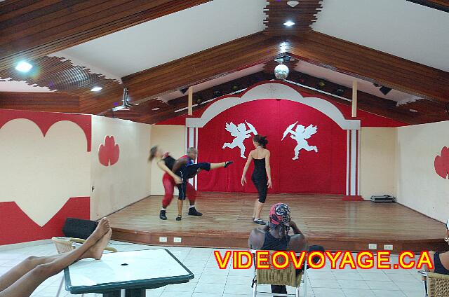 Cuba Varadero Breezes Bella Costa Actuaciones repetidas en el pequeño escenario.