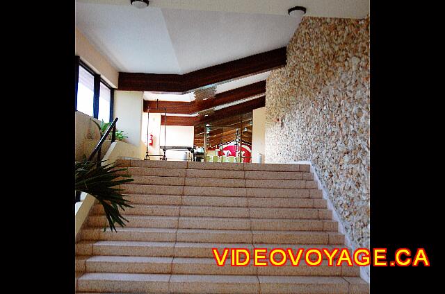 Cuba Varadero Breezes Bella Costa Una escalera para subir para acceder al recinto.