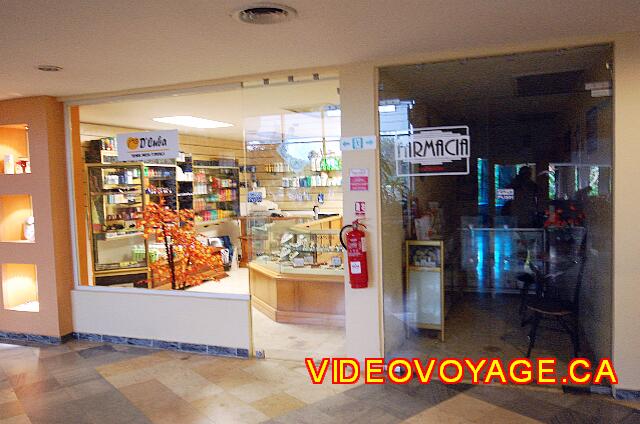 Cuba Varadero Breezes Bella Costa Una farmacia y otra tienda de souvenirs.