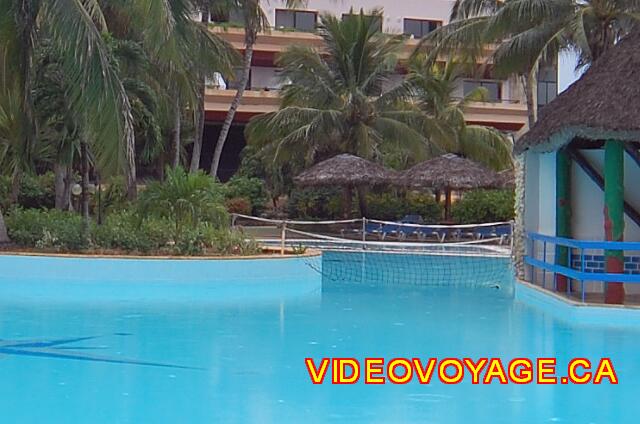 Cuba Varadero Breezes Bella Costa Un filet de volleyball dans la piscine.  Il y avait un pont à cet endroit il y a quelques années.