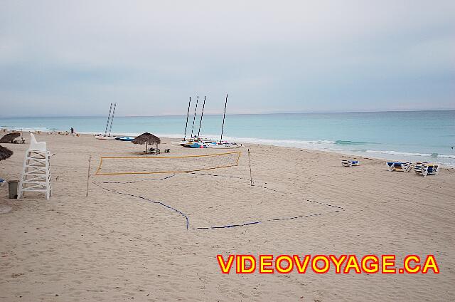 Cuba Varadero Breezes Bella Costa Un filet de volleyball sur la plage.