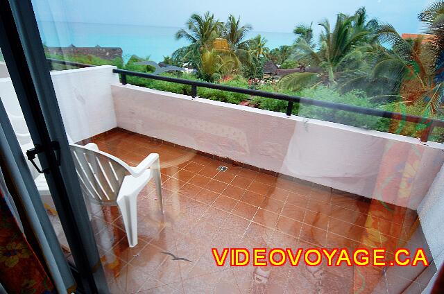 Cuba Varadero Breezes Bella Costa Una terraza de buen tamaño, habitaciones profundos y varias con vista al mar.