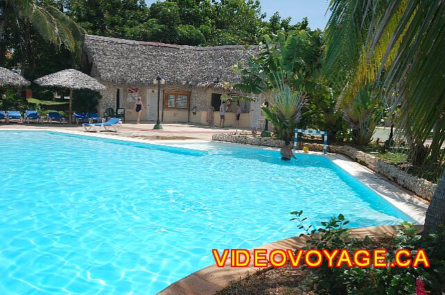 Cuba Varadero Breezes Bella Costa Avec une section moins profonde.  Un filet de waterpolo au fond à droite.