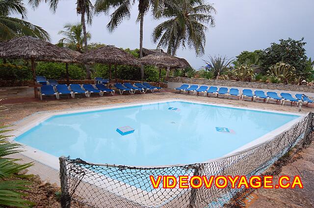 Cuba Varadero Breezes Bella Costa La piscine des enfants avec un filet pour protégé du ballon lors des parties de volleyball de la piscine à coté.