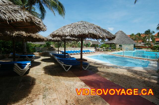 Cuba Varadero Breezes Bella Costa Muchas sombrillas y tumbonas en la piscina para niños.