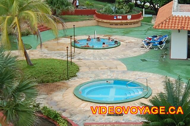 Cuba Varadero Breezes Bella Costa Con unas pocas tumbonas cerca del jacuzzi.