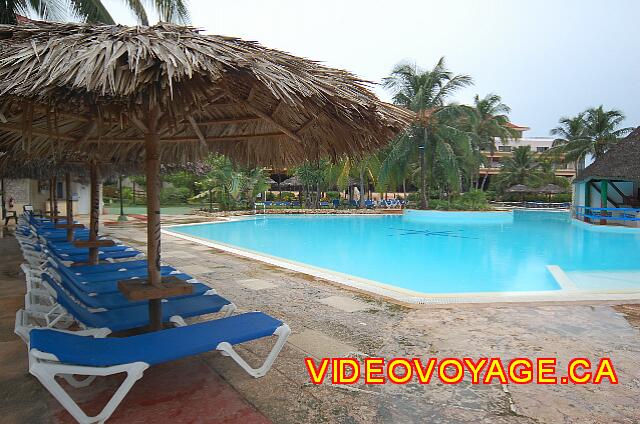 Cuba Varadero Breezes Bella Costa Quelques parasols et chaises longues sur la terrasse autour de la piscine.