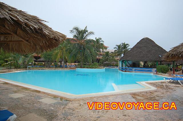 Cuba Varadero Breezes Bella Costa Le bar de la piscine n'a pas de comptoir dans la piscine.