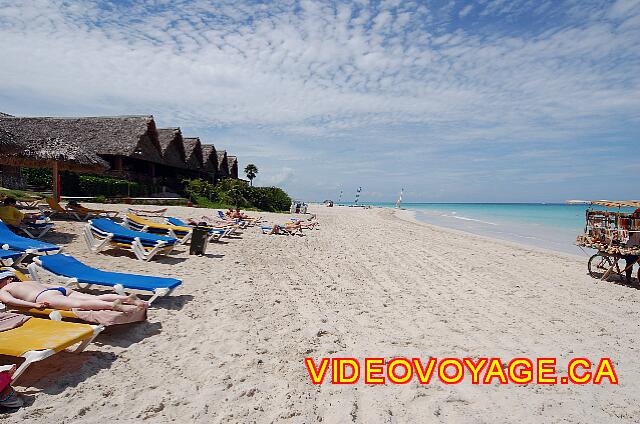 Cuba Varadero Breezes Bella Costa Le restaurant sur la plage divise la plage en 2 parties.  De nombreuses chaises longues sont disponibles sur la plage.