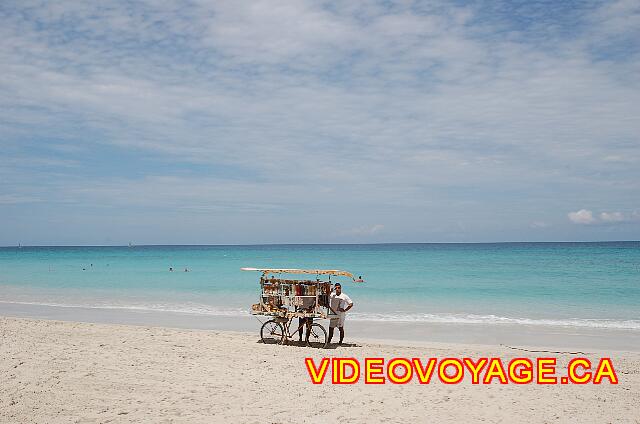 Cuba Varadero Breezes Bella Costa Un vendeur sur la plage, il fait parti intégrante du décor depuis plusieurs années, il ne solicite personne, les gens vont le voir.